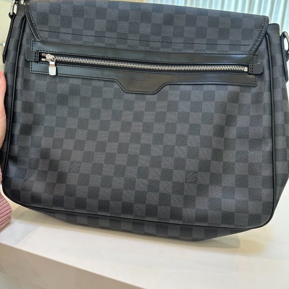 Louis Vuitton Damier Graphite Daniel GM Messenger Bag - Picture 3 of 9